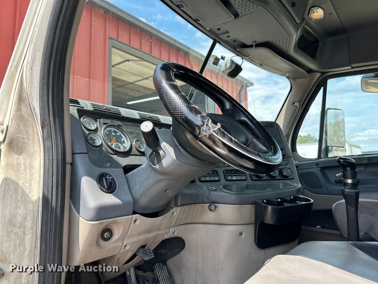 image for item EK3222 2017 Frieghtliner  Cascadia 113 semi truck