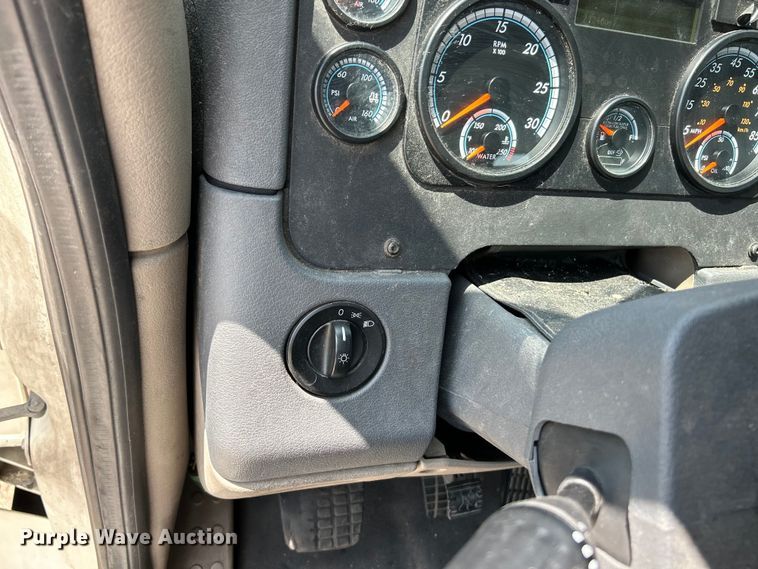 image for item EK3222 2017 Frieghtliner  Cascadia 113 semi truck