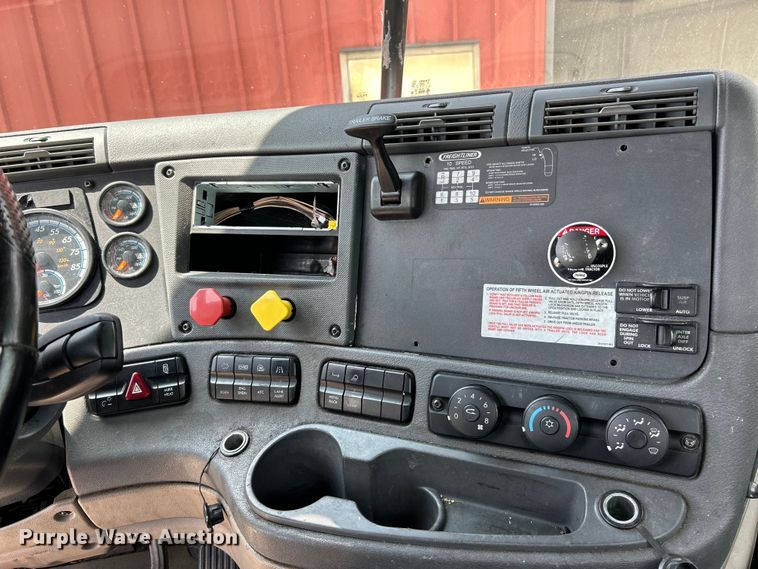 image for item EK3222 2017 Frieghtliner  Cascadia 113 semi truck