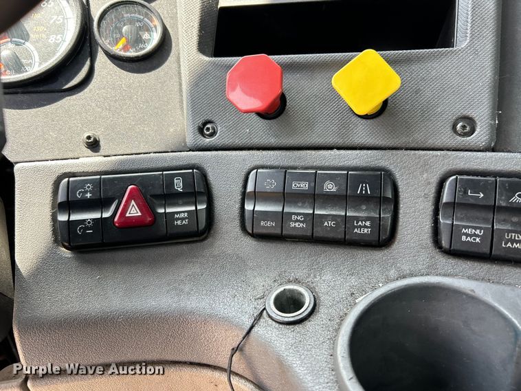 image for item EK3222 2017 Frieghtliner  Cascadia 113 semi truck