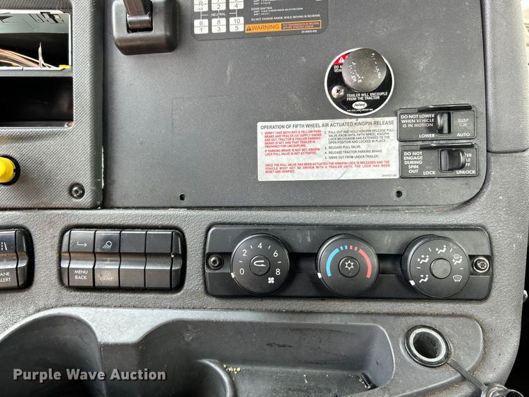 image for item EK3222 2017 Frieghtliner  Cascadia 113 semi truck