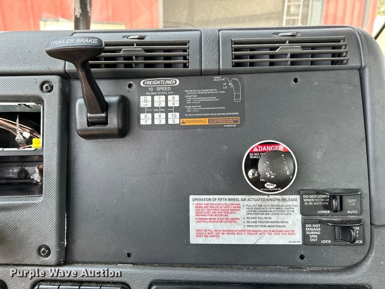 image for item EK3222 2017 Frieghtliner  Cascadia 113 semi truck