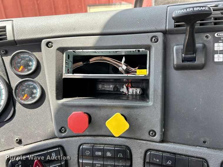 image for item EK3222 2017 Frieghtliner  Cascadia 113 semi truck