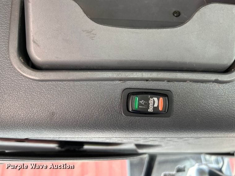 image for item EK3222 2017 Frieghtliner  Cascadia 113 semi truck