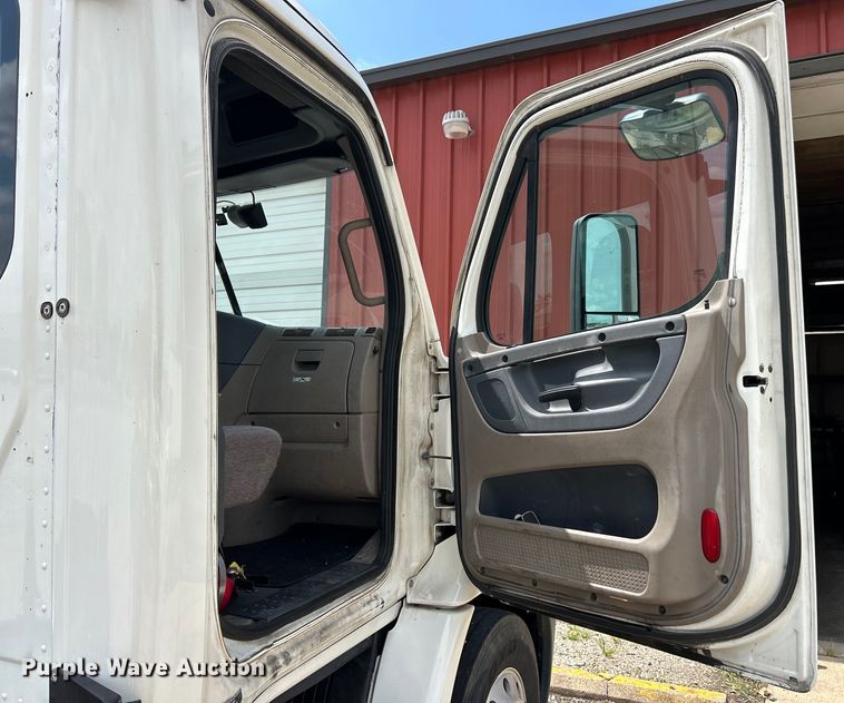 image for item EK3222 2017 Frieghtliner  Cascadia 113 semi truck