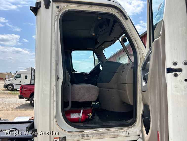 image for item EK3222 2017 Frieghtliner  Cascadia 113 semi truck