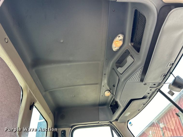 image for item EK3222 2017 Frieghtliner  Cascadia 113 semi truck