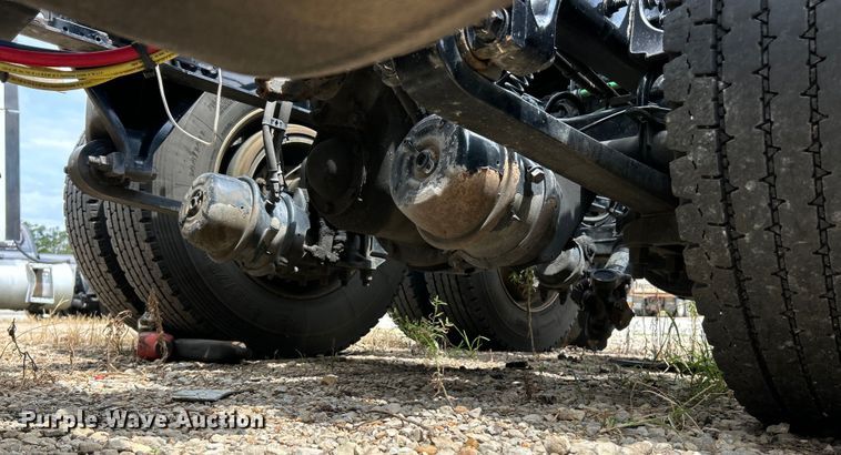 image for item EK3222 2017 Frieghtliner  Cascadia 113 semi truck