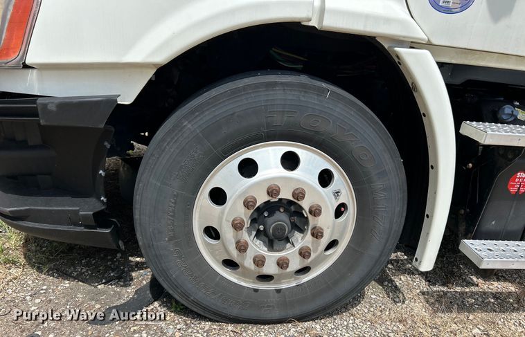 image for item EK3222 2017 Frieghtliner  Cascadia 113 semi truck