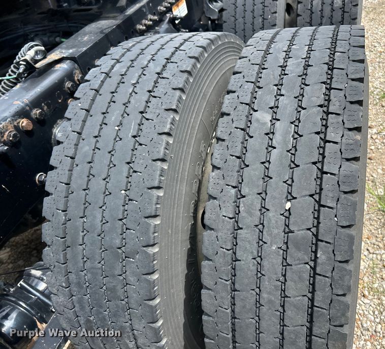 image for item EK3222 2017 Frieghtliner  Cascadia 113 semi truck