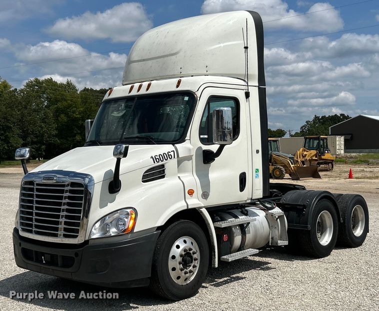 image for item EK3223 2017 Frieghtliner Cascadia 113 semi truck