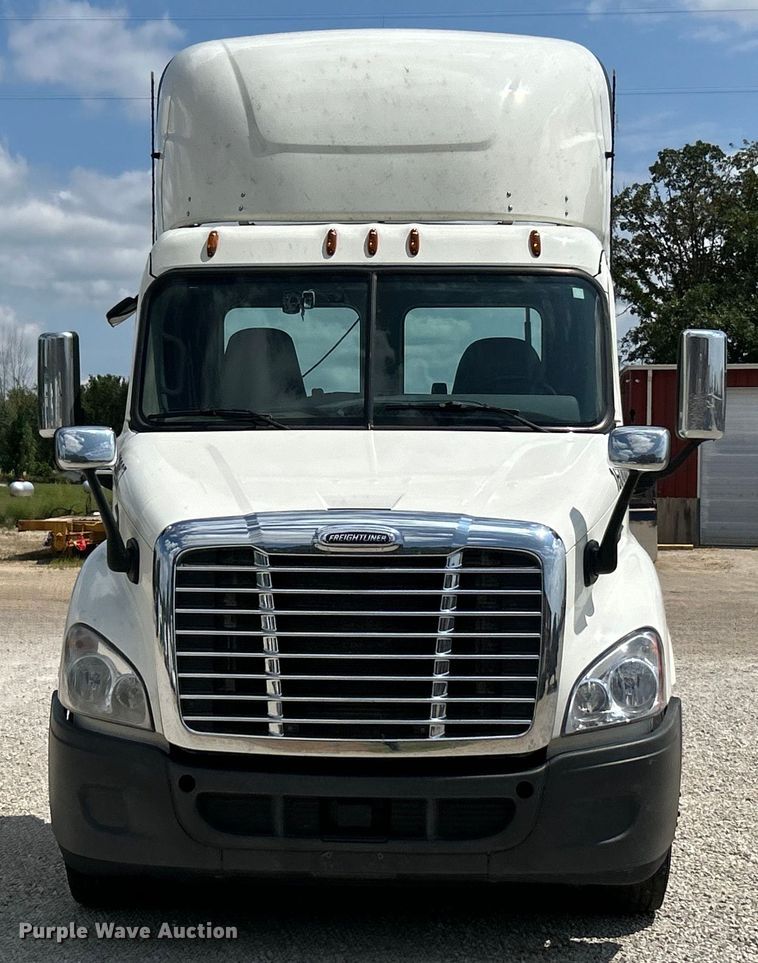 image for item EK3223 2017 Frieghtliner Cascadia 113 semi truck