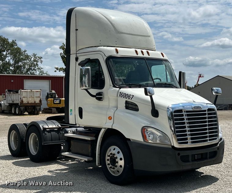 image for item EK3223 2017 Frieghtliner Cascadia 113 semi truck