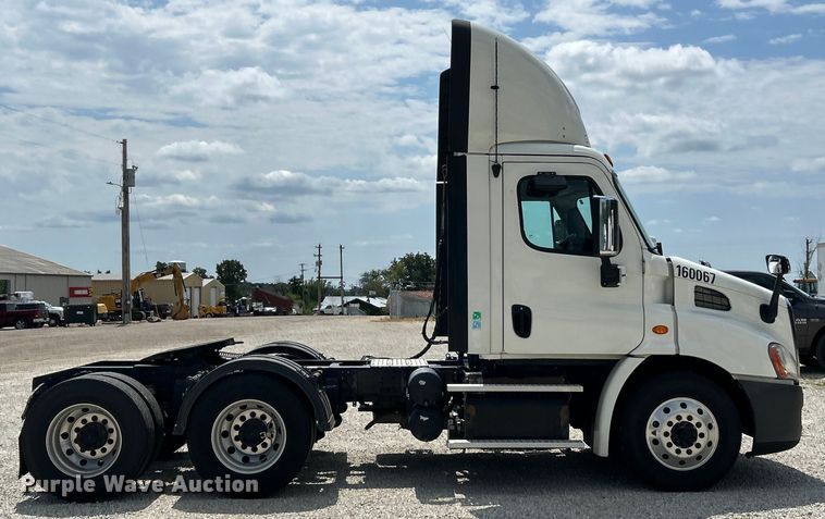 image for item EK3223 2017 Frieghtliner Cascadia 113 semi truck