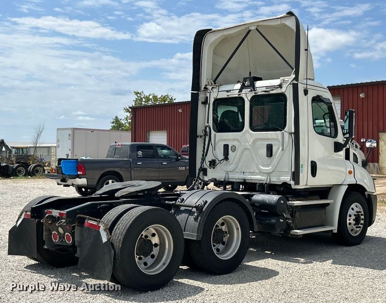 image for item EK3223 2017 Frieghtliner Cascadia 113 semi truck