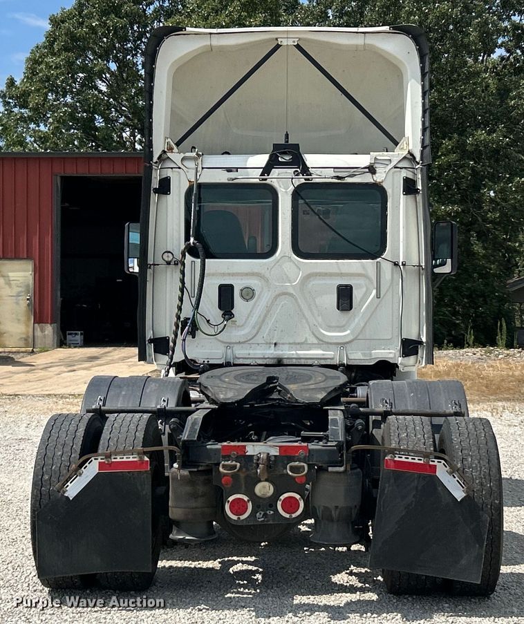 image for item EK3223 2017 Frieghtliner Cascadia 113 semi truck