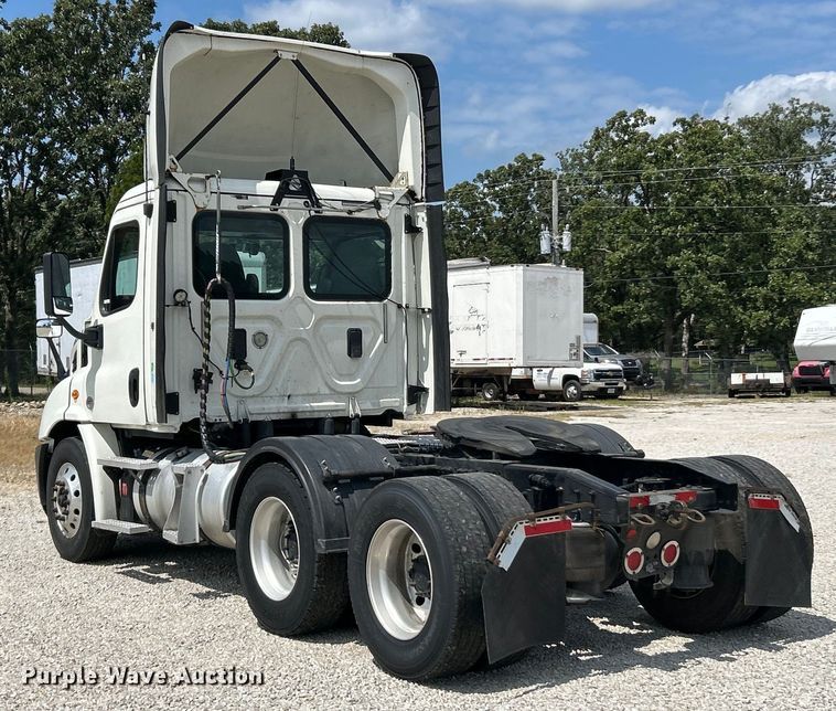 image for item EK3223 2017 Frieghtliner Cascadia 113 semi truck