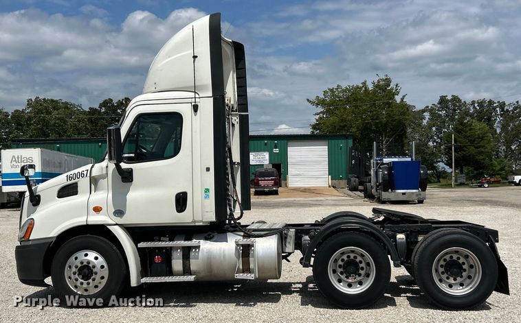 image for item EK3223 2017 Frieghtliner Cascadia 113 semi truck