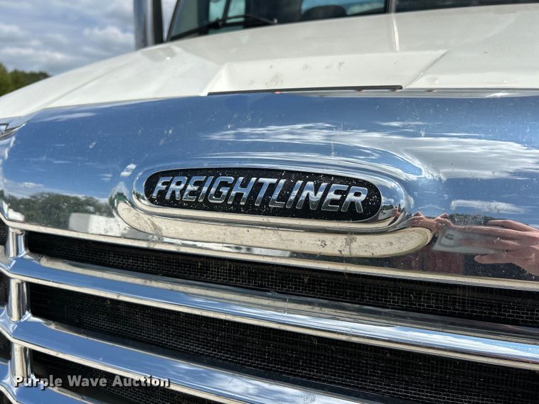 image for item EK3223 2017 Frieghtliner Cascadia 113 semi truck