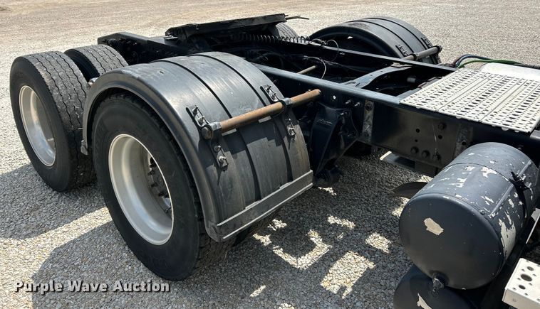 image for item EK3223 2017 Frieghtliner Cascadia 113 semi truck