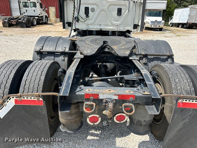 image for item EK3223 2017 Frieghtliner Cascadia 113 semi truck