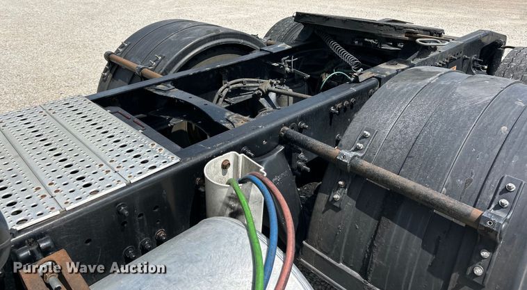 image for item EK3223 2017 Frieghtliner Cascadia 113 semi truck