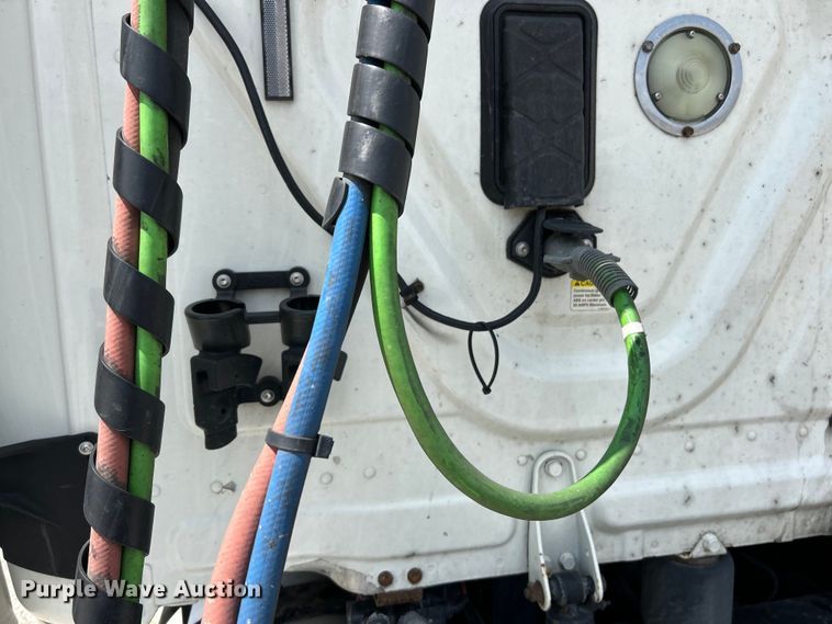 image for item EK3223 2017 Frieghtliner Cascadia 113 semi truck