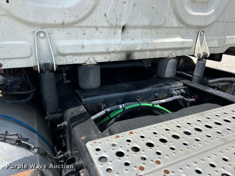 image for item EK3223 2017 Frieghtliner Cascadia 113 semi truck