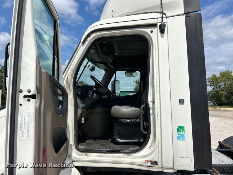 image for item EK3223 2017 Frieghtliner Cascadia 113 semi truck