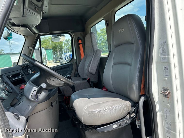 image for item EK3223 2017 Frieghtliner Cascadia 113 semi truck