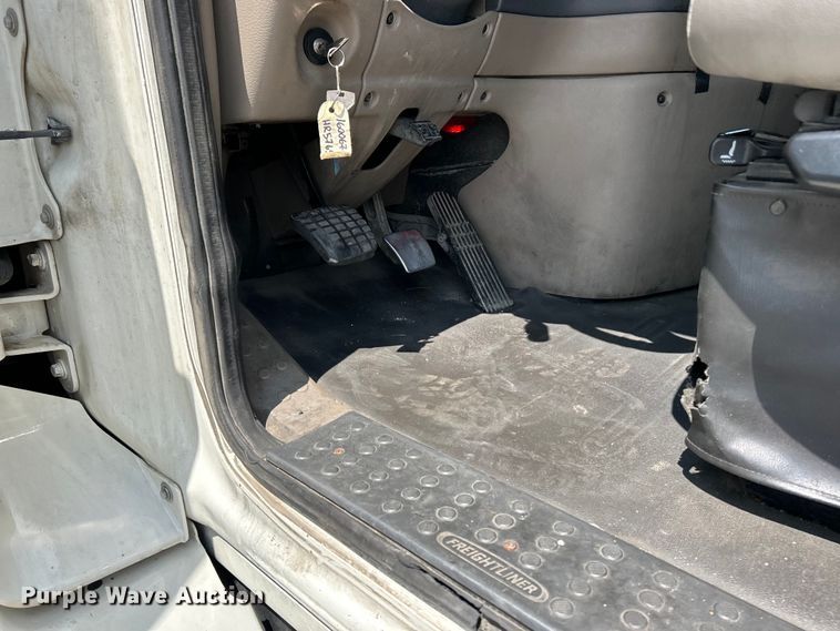 image for item EK3223 2017 Frieghtliner Cascadia 113 semi truck