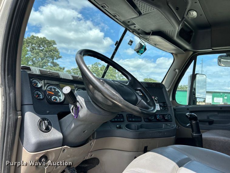 image for item EK3223 2017 Frieghtliner Cascadia 113 semi truck