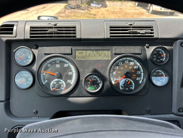 image for item EK3223 2017 Frieghtliner Cascadia 113 semi truck