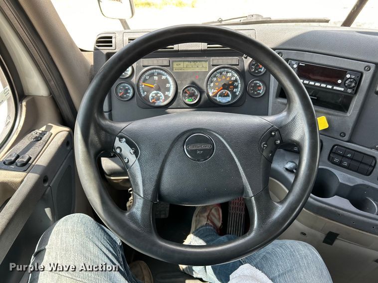 image for item EK3223 2017 Frieghtliner Cascadia 113 semi truck