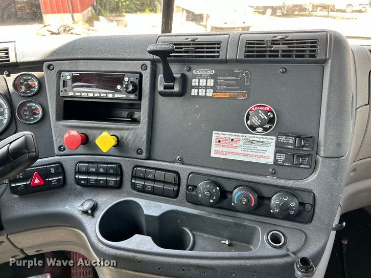 image for item EK3223 2017 Frieghtliner Cascadia 113 semi truck