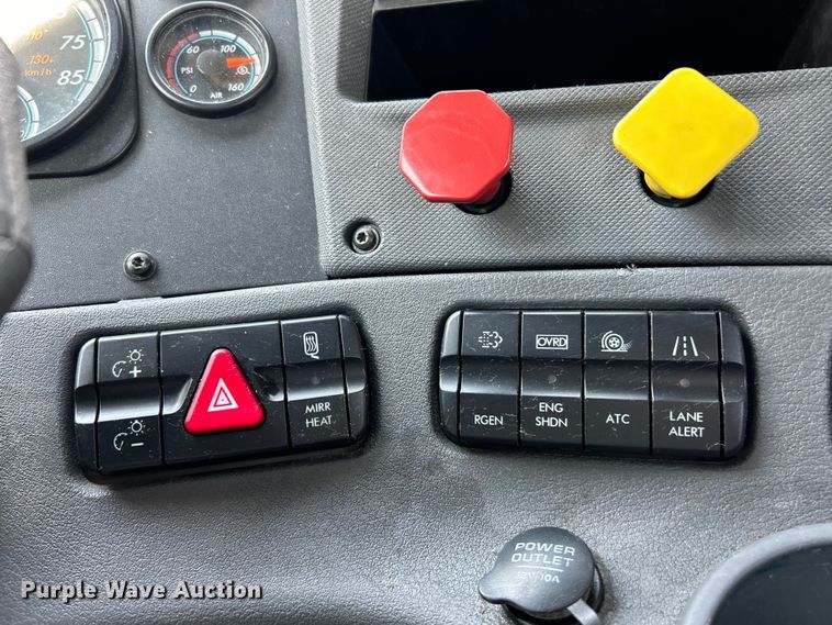 image for item EK3223 2017 Frieghtliner Cascadia 113 semi truck