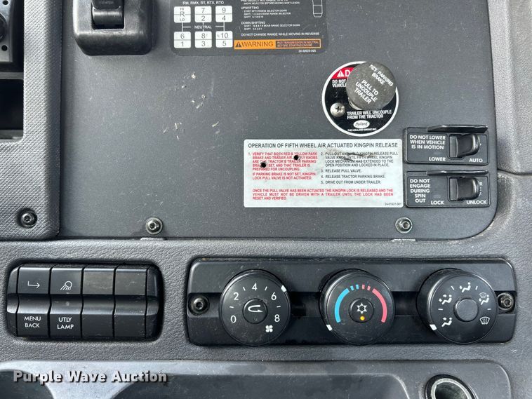 image for item EK3223 2017 Frieghtliner Cascadia 113 semi truck