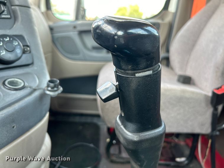 image for item EK3223 2017 Frieghtliner Cascadia 113 semi truck