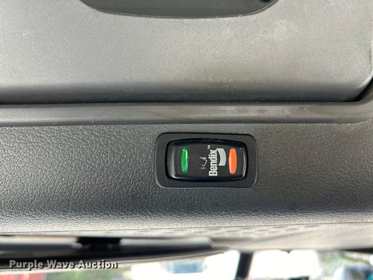 image for item EK3223 2017 Frieghtliner Cascadia 113 semi truck