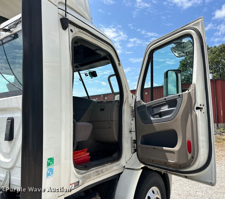 image for item EK3223 2017 Frieghtliner Cascadia 113 semi truck