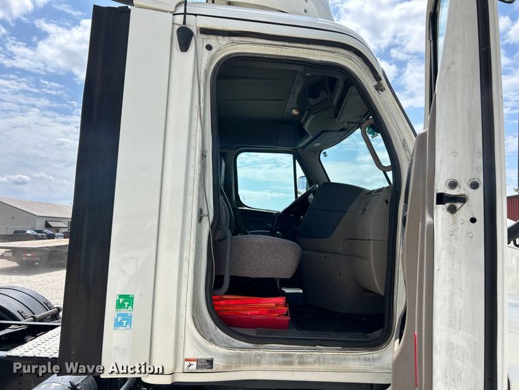 image for item EK3223 2017 Frieghtliner Cascadia 113 semi truck