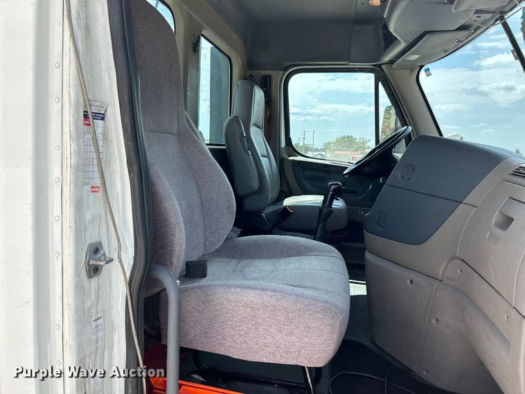 image for item EK3223 2017 Frieghtliner Cascadia 113 semi truck