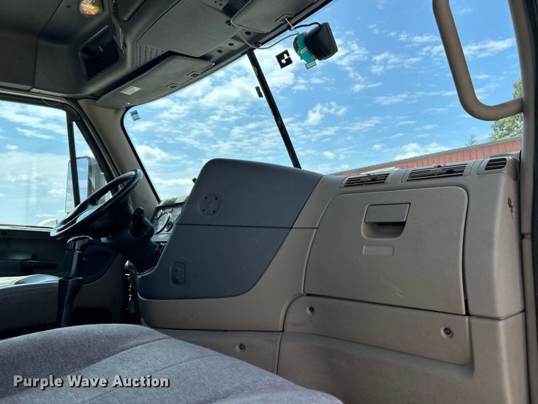 image for item EK3223 2017 Frieghtliner Cascadia 113 semi truck