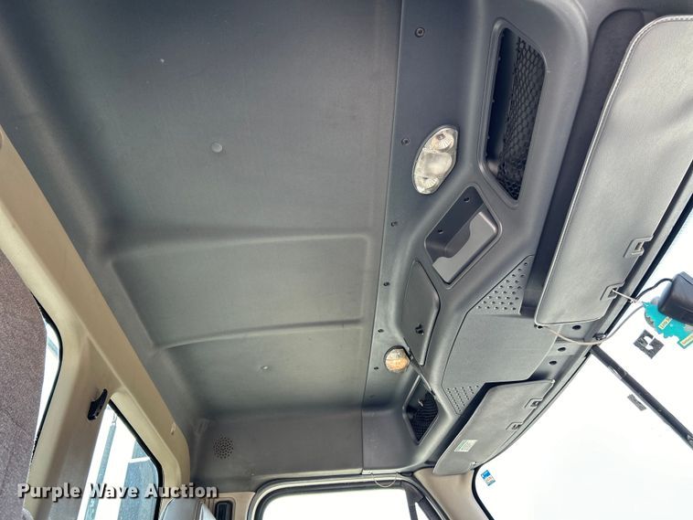 image for item EK3223 2017 Frieghtliner Cascadia 113 semi truck