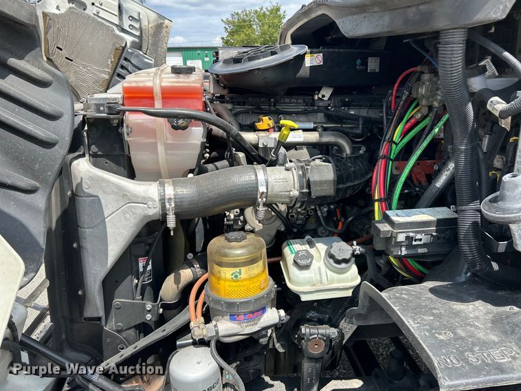 image for item EK3223 2017 Frieghtliner Cascadia 113 semi truck