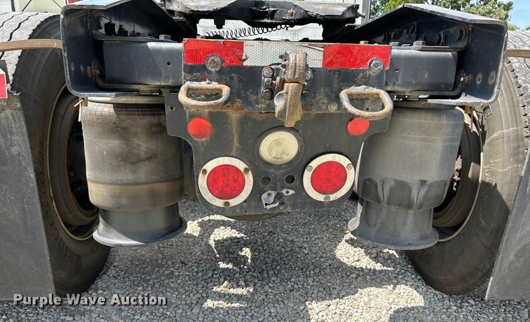 image for item EK3223 2017 Frieghtliner Cascadia 113 semi truck