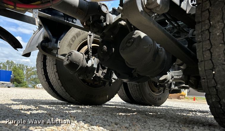 image for item EK3223 2017 Frieghtliner Cascadia 113 semi truck