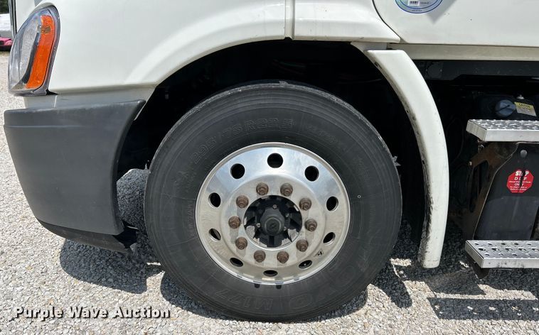 image for item EK3223 2017 Frieghtliner Cascadia 113 semi truck