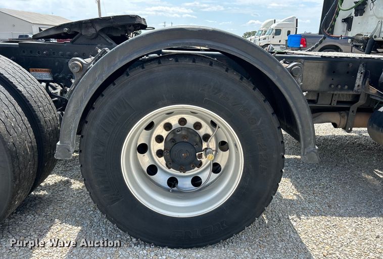 image for item EK3223 2017 Frieghtliner Cascadia 113 semi truck