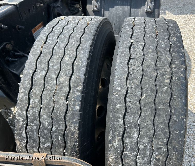 image for item EK3223 2017 Frieghtliner Cascadia 113 semi truck